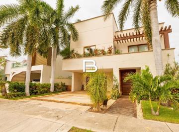 Casa · 461m² · 4 Recámaras · 4 Estacionamientos · Casa en Puerto Cancún