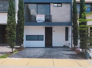 Fachada de la propiedad con estacionamiento para 3 · Casa 3 Niveles en El Origen Izvora | 4 Recámaras, Roof Garden y 3 Autos