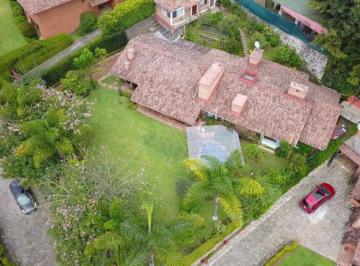 Casa de 3 habitaciones, Valle de Bravo · Espectacular Residencia Estilo Vallesano en Venta