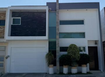 Casa · 220m² · 3 Recámaras · 2 Estacionamientos · Casa en Venta, 3 Recámaras, 2 Pisos, Jardin, Paneles Solares, Seguridad Lomas Residencial Veracruz