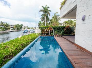 Casa · 461m² · 4 Recámaras · 4 Estacionamientos · Casa de 4 Recámaras en Venta/renta en Canales Puerto Cancún con Muelle