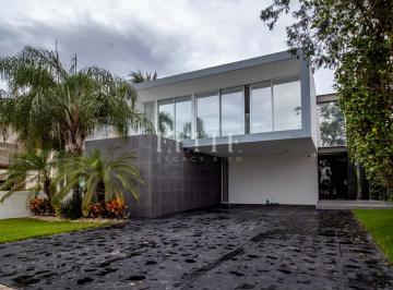 Casa · 575m² · 4 Recámaras · 6 Estacionamientos · Casa de 4 Recámaras en Venta Frente a Lago en Lagos del Sol