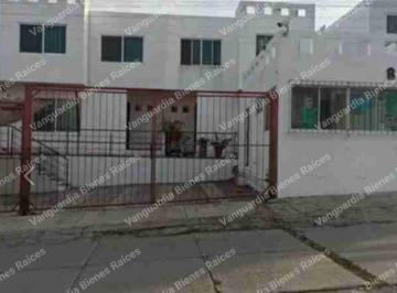 Casa en condominio de 3 habitaciones, Cuernavaca · Casa en Renta Lomas de Tzompantle en Cuernavaca Morelos. Zona Norte, Clima Fresco.