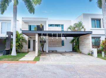 Casa · 400m² · 5 Recámaras · 2 Estacionamientos · Casa de 5 Recámaras en Renta en Residencial Cumbres