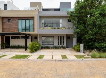 Casa · 250m² · 3 Recámaras · 2 Estacionamientos · Casa en Venta de 3 Recámaras en Residencial Arbolada