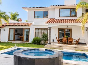 Casa · 470m² · 4 Recámaras · 6 Estacionamientos · Casa con Alberca en Fraccionamiento Huertas El Carmen