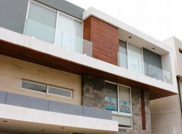 Casa · 450m² · 4 Recámaras · 2 Estacionamientos · Casa en Venta o Renta en Club de Golf La Loma con 4 Recámaras y Estudio.