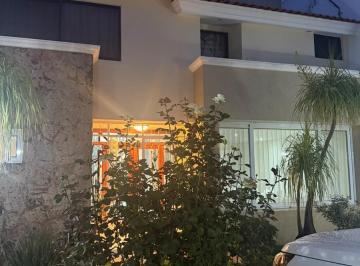 Casa · 260m² · 3 Recámaras · 2 Estacionamientos · Casa en Venta en Excelentes Condiciones
