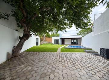 Casa · 240m² · 3 Recámaras · 2 Estacionamientos · Casa Residencial de un Nivel con Alberca Privada en Burgos Bugambilias