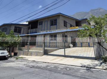 Casa · 740m² · 4 Recámaras · 4 Estacionamientos · Casa en Venta en del Poniente