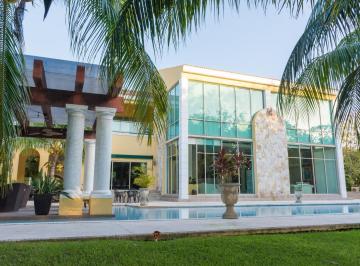 Casa · 2000m² · 5 Recámaras · 9 Estacionamientos · Casa en Venta en Mérida, Club de Golf La Ceiba, Exclusiva Propiedad