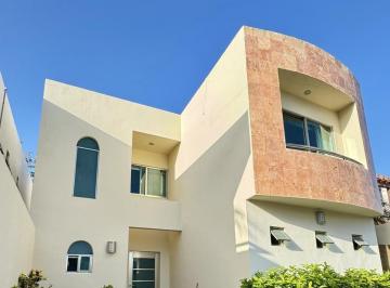 Casa · 207m² · 4 Recámaras · 2 Estacionamientos · Casa en Playa del Carmen