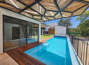 Casa de 3 habitaciones, Ixtapan de la Sal · Casa Lago I Propiedad Completamente Nueva, Amueblada, Equipada con Jardín y Alberca con Calefacción.
