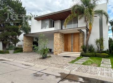 Casa · 197m² · 3 Recámaras · 3 Estacionamientos · Casa en Venta en Club de Golf La Hacienda