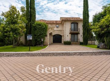 Casa · 550m² · 4 Recámaras · 6 Estacionamientos · Casa en Venta en El Campanario
