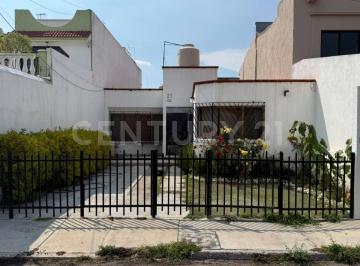 Casa · 93m² · 3 Recámaras · 2 Estacionamientos · Renta de Casa en Tejeda