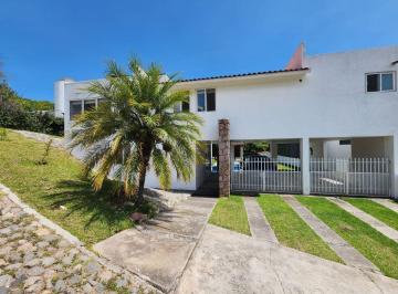 Casa de 4 habitaciones, Ixtapan de la Sal · Casa Crisantemo II Residencia de 2 Nives, con Alberca y Jacuzzi Climatizado en Rancho San Diego.