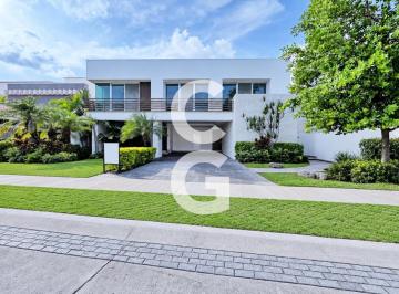 Casa · 650m² · 4 Recámaras · 3 Estacionamientos · Casa en Venta y Renta en Cancún en Residencial Villa Magna con 4 Recámaras