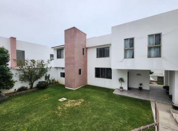 Casa de 3 habitaciones, Ixtapan de la Sal · Casa Blanca de 2 Niveles con Jacuzzi Climatizado y un Amplio Jardín Privado en Rancho San Diego.