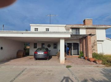 Casa de 4 habitaciones, Arteaga · Casa Campestre de 5 Recámaras, con Amplio Terreno