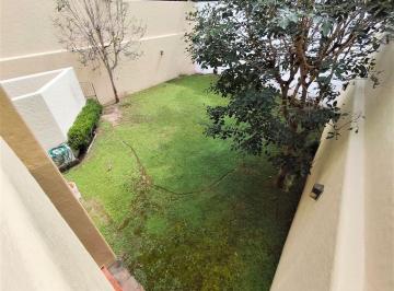 Casa de 4 habitaciones, Zapopan · Se Vende Casa con Amplio Jardin Dentro de Coto en Loma Real