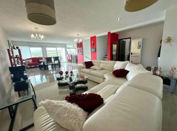 Casa de 3 habitaciones, Querétaro · Casa en Cumbres del Lago con Jardín Muy Amplio