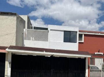 Casa de 4 habitaciones, Zapopan · Casa en Pinar de La Calma, con Recámara en Planta Baja, 4 Recámaras, Remodelada.