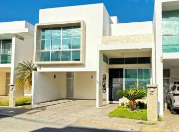 Casa de 3 habitaciones, Mérida · Casa en Renta de 3 Recámaras y Piscina, en Privada Residencial Altabrisa