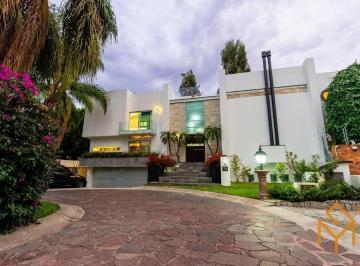 672ac0ac11b1191b05a9414001da65b4fe1082cdfbea1064e559cc21e22b032e · Casa en Venta en Valle Real en Coto Versalles con Alberca y Gran Jardin.