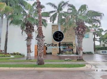 Casa · 800m² · 4 Recámaras · 6 Estacionamientos · Casa en Puerto Cancún