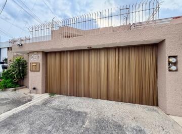 Casa de 5 habitaciones, Zapopan · Residencia de Arquitectura Clásica con Ubicación Estratégica Zona Monraz