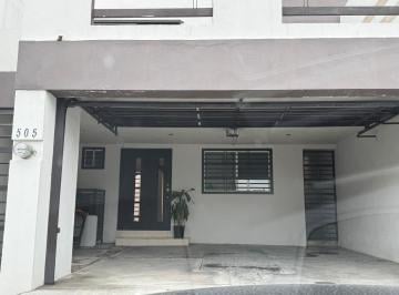 Casa · 120m² · 3 Recámaras · 2 Estacionamientos · Casa en Renta en Puerta de Hierro, Monterrey