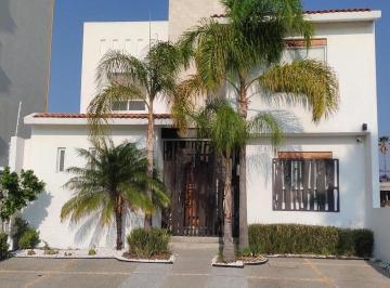 Casa · 330ha · 3 Recámaras · 3 Estacionamientos · Casa Estilo Mexicano Contemporaneo en Renta o Venta Cumbres del Lago Juriquilla