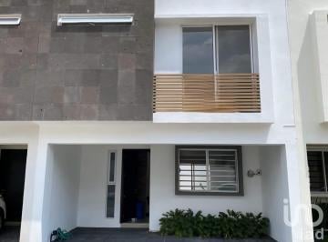 Casa · 128m² · 3 Recámaras · 2 Estacionamientos · Casa en Renta en Real del Carmen 2, Zonra Real - Zapopan, Cerca de Plaza Real Center