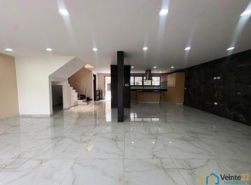 Casa · 350m² · 3 Recámaras · 2 Estacionamientos · Casa en Venta en Fraccionamiento Misión de Morillotla, con Gran Sala de Tv