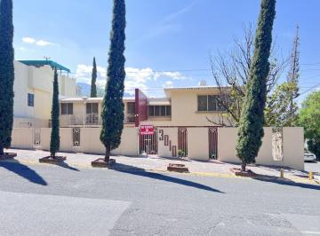 Casa de 5 habitaciones, Guadalupe · Residencia en Contry con Loft Independiente Frente Cristo de La Montaña