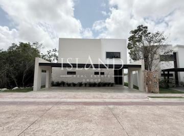 Casa · 360m² · 4 Recámaras · 4 Estacionamientos · Casa en Venta y Renta en Lagos del Sol, Cancún