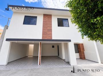 Casa · 171m² · 3 Recámaras · 2 Estacionamientos · Casa en Venta Col. Los Mangos, con Patio.