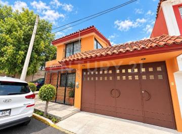 Casa · 317m² · 5 Recámaras · 3 Estacionamientos · Exelente Casa en Esquina, a Una Calle del Bulevar Esteban de Antuñano