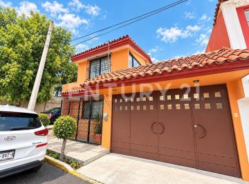 Casa · 317m² · 5 Recámaras · 3 Estacionamientos · Exelente Casa en Esquina, a Una Calle del Bulevar Esteban de Antuñano