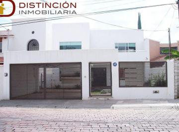 c9e82e4ee42ec6c7501353165f0e9b793880d6f1efff15695cd695dafad1caca · Casa en Renta en Jurica | Privada Exclusiva | 3 Recámaras con Baño