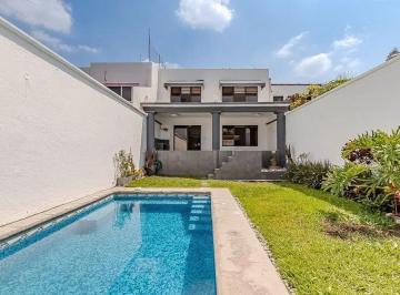 1 · Casa en Venta en Fraccionamiento de Av Palmira | Alberca, Jardín y Seguridad 24/7