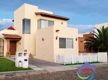 Casa · 140m² · 3 Recámaras · 2 Estacionamientos · Casa en Renta en Tequisquiapan con Alberca y Terraza