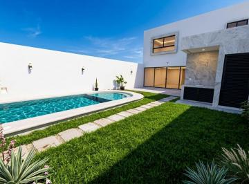 Casa de 2 habitaciones, Cozumel · Casa con Balcón, Jardín y Alberca Privada en Venta