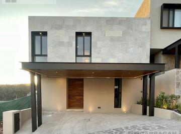Casa · 242m² · 3 Recámaras · 2 Estacionamientos · Casa en Renta en Altozano