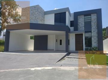 Casa · 305m² · 4 Recámaras · 3 Estacionamientos · Casa en Venta en Campestre Santiago