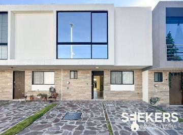 9c0b730b8bc0e300f594a01dc13f5be941f4b6a6496fceff3fc894a56794a06e · Casa en Venta en Refugio Querétaro con Jardín de 35 m² Sin Vecino Atrás.