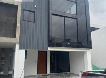 Casa · 300m² · 5 Recámaras · 2 Estacionamientos · Venta de Casa en La Antigua Cementera, Puebla, Cinco Recamaras, Roof Garden