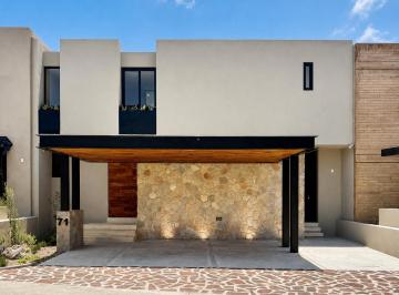 Casa · 340m² · 4 Recámaras · 3 Estacionamientos · Casa en Renta en Altozano