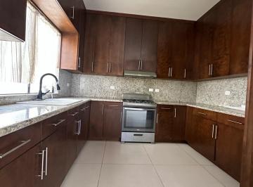 Casa · 240m² · 3 Recámaras · 4 Estacionamientos · Casa - Valle del Alamar